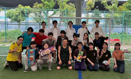 サッカー場にいる子供たち
AI 生成コンテンツは誤りを含む可能性があります。